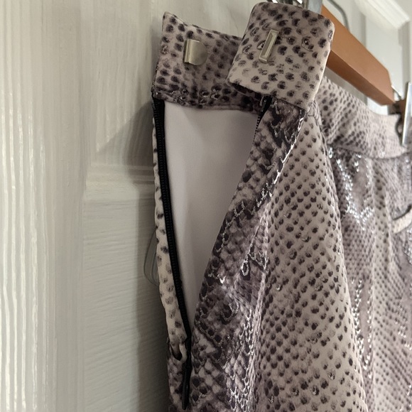 Like new. Stylish golf skort in snakeskin print (tones of grey and silver) - Picture 3 of 4